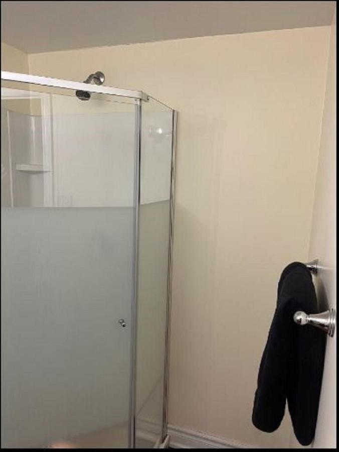 Cozy & Spacious Suite With Private Bathroom Near Toronto Airport ! 密西沙加 外观 照片